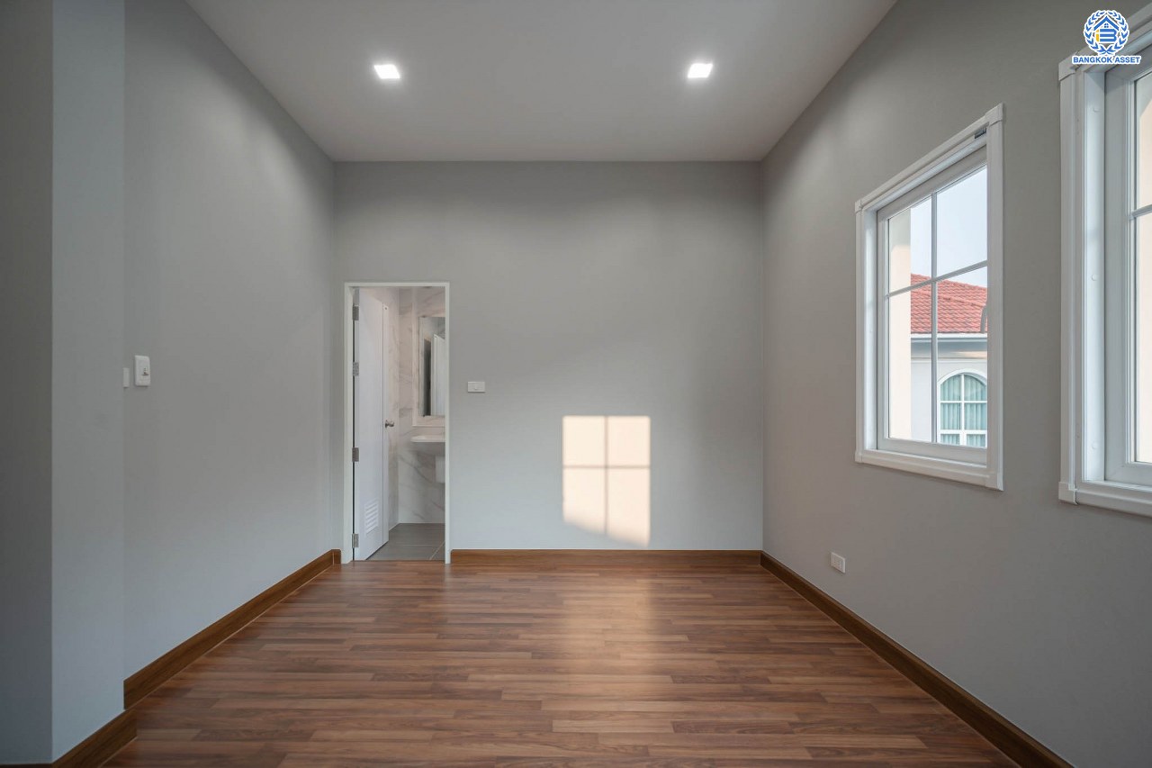 บ้านมือสองตกแต่งใหม่ โครงการ เพอร์เฟคมาสเตอร์พีซ รัตนาธิเบศร์ หลังใหญ่กว่า 91.4 ตร.ว. ฟังก์ชัน 3 ห้องนอน 5 ห้องน้ำ 1 ห้องแม่บ้าน จอดรถได้ 2 คัน พร้อมบรรยากาศโครงการสุด Luxury บนทำเลเชื่อมต่อทุกการเดินทาง ใกล้รถไฟฟ้าสายสีม่วง "สถานีไทรม้า" และจุดขึ้นทางด่วน "งามวงศ์วาน"